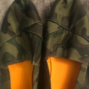 Camouflage canvas flat
